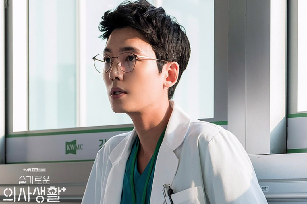 机智的医生生活第一集剧情解析:五位医生重逢的温暖与专业日常 机智的医生生活第一集剧情解析:五位医生重逢的温暖与专业日常